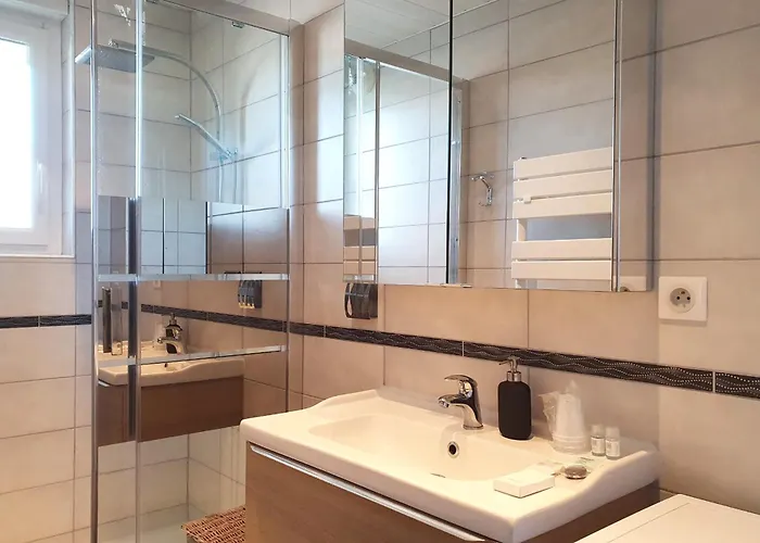 Le Castel D'orne - Piscine Et Terrasse Daire *